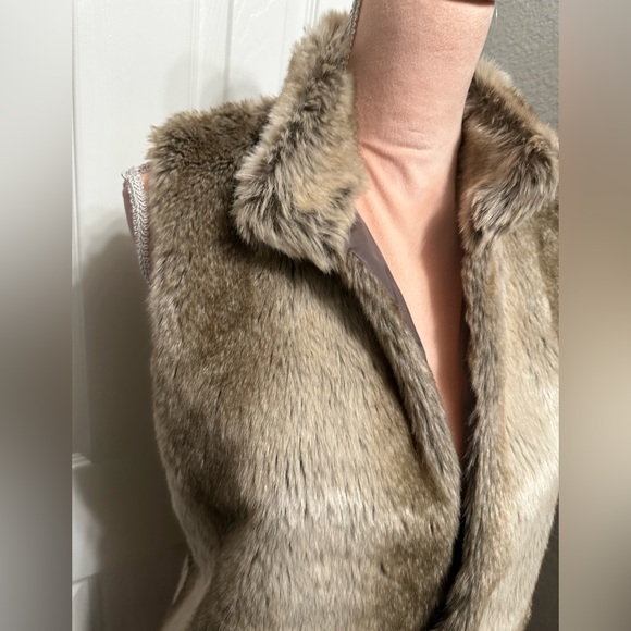 Madison (89th & Madison) Champaign Faux Fur Vest - Picture 3 of 7